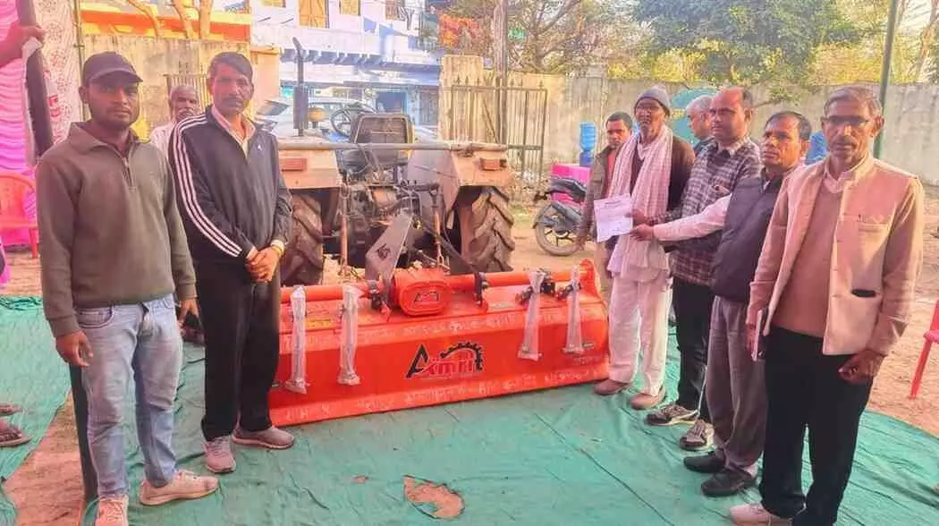अलीपुर ग्राम उत्थान शिविर में अधिकारियों द्वारा कृषि यंत्र रोटावेटर का भौतिक सत्यापन किया जा रहा है। अलीपुर ग्राम उत्थान शिविर में अधिकारियों द्वारा कृषि यंत्र रोटावेटर का भौतिक सत्यापन किया जा रहा है।