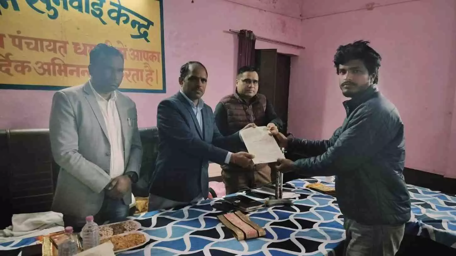 धमारी के राजीव गांधी सेवा केंद्र में अतिरिक्त जिला कलेक्टर ग्रामीणों को आवासीय पट्टे प्रदान करते हुए। धमारी के राजीव गांधी सेवा केंद्र में अतिरिक्त जिला कलेक्टर ग्रामीणों को आवासीय पट्टे प्रदान करते हुए।