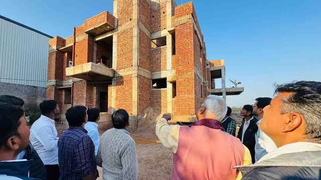 निर्माणाधीन तहसील भवन का निरीक्षण करते गृह राज्य मंत्री जवाहर सिंह बेढ़म और विभागीय अधिकारी। निर्माणाधीन तहसील भवन का निरीक्षण करते गृह राज्य मंत्री जवाहर सिंह बेढ़म और विभागीय अधिकारी।