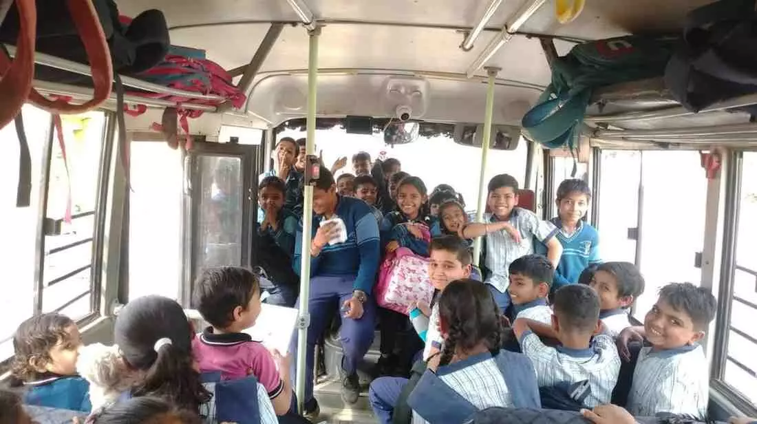 डूंगरपुर के आसपुर में परिवहन विभाग के अधिकारी सड़क पर खड़ी स्कूली बस की तकनीकी जांच कर रहे हैं। डूंगरपुर के आसपुर में परिवहन विभाग के अधिकारी सड़क पर खड़ी स्कूली बस की तकनीकी जांच कर रहे हैं।