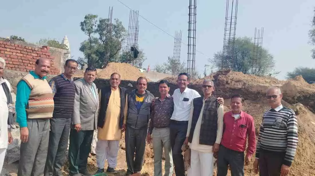 शाहपुरा के धानेश्वर में माहेश्वरी समाज के निर्माणाधीन शिव मंदिर हेतु बैठक करते समिति के सदस्य और पदाधिकारी। शाहपुरा के धानेश्वर में माहेश्वरी समाज के निर्माणाधीन शिव मंदिर हेतु बैठक करते समिति के सदस्य और पदाधिकारी।