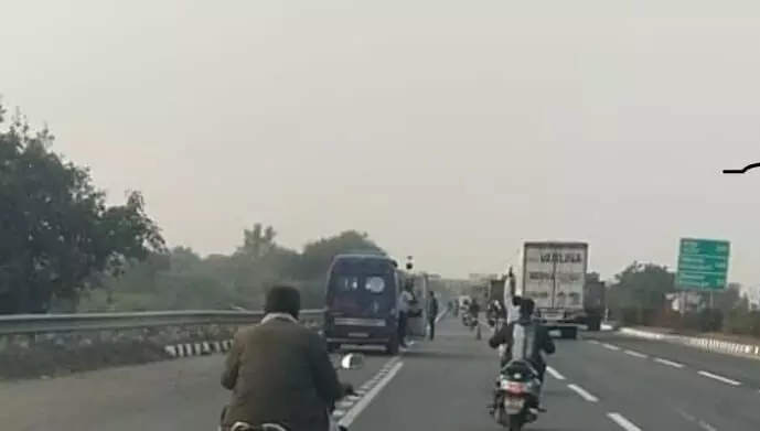 भीलवाड़ा-अजमेर हाईवे पर कोठारी नदी पुलिया के पास सड़क दुर्घटना के बाद घटनास्थल पर मौजूद पुलिसकर्मी। भीलवाड़ा-अजमेर हाईवे पर कोठारी नदी पुलिया के पास सड़क दुर्घटना के बाद घटनास्थल पर मौजूद पुलिसकर्मी।