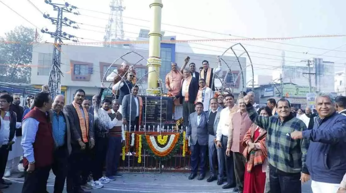 भीलवाड़ा के महेश सर्किल पर स्थापित 36 फीट ऊंचे भव्य महेश त्रिशूल का लोकार्पण करते अतिथि और उपस्थित जनसमूह। भीलवाड़ा के महेश सर्किल पर स्थापित 36 फीट ऊंचे भव्य महेश त्रिशूल का लोकार्पण करते अतिथि और उपस्थित जनसमूह।