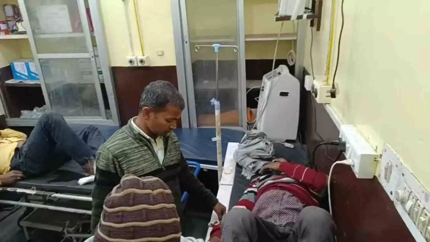 बागपुरा के रण घाटी में सड़क दुर्घटना के बाद घायल व्यक्तियों को अस्पताल ले जाते हुए ग्रामीण। बागपुरा के रण घाटी में सड़क दुर्घटना के बाद घायल व्यक्तियों को अस्पताल ले जाते हुए ग्रामीण।