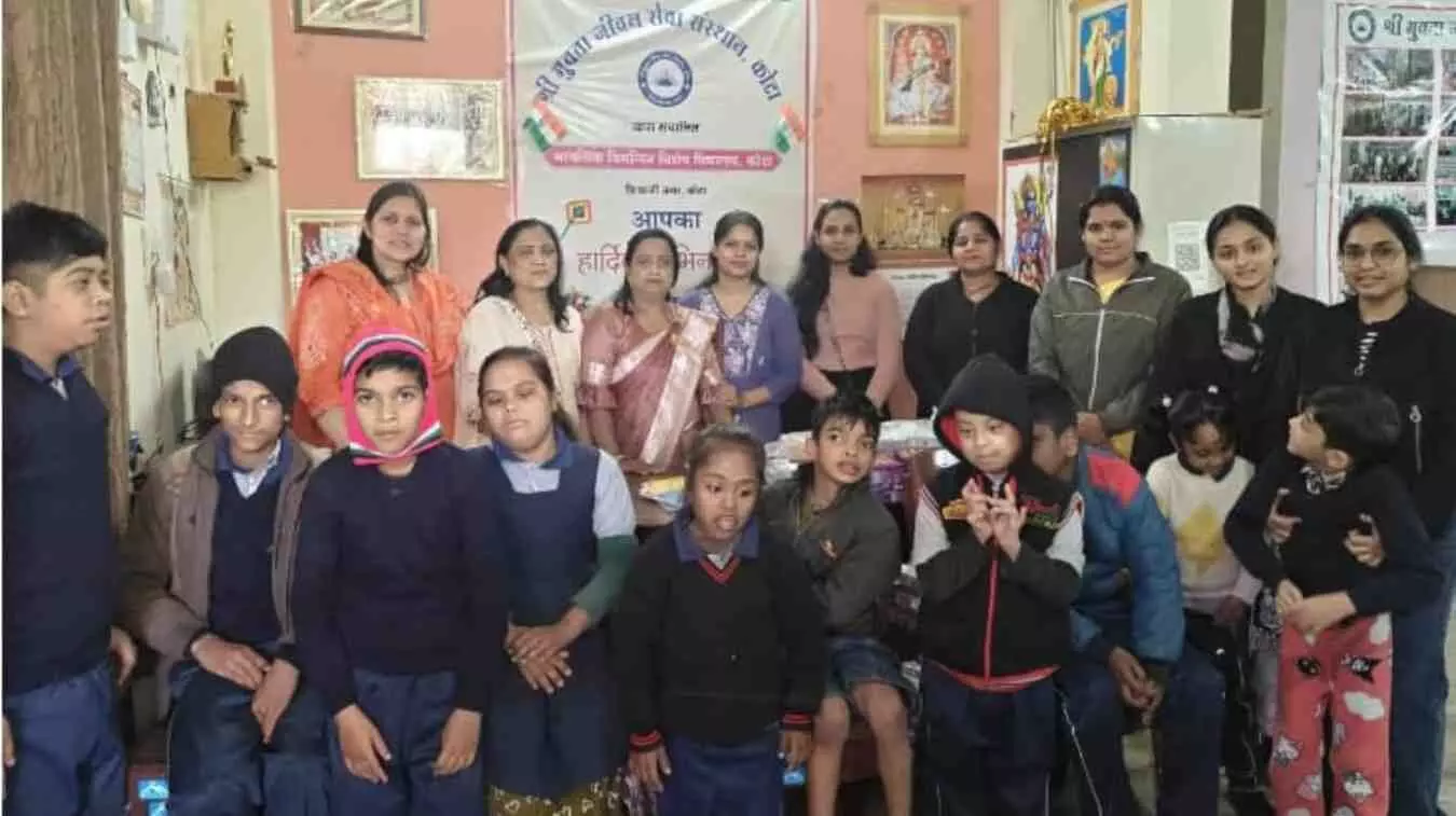 शिवाजी नगर कोटा के मुक्तसेवा संस्थान में बच्चों को कुर्सियां भेंट करती माहेश्वरी नवोदिता मंडल की महिला सदस्य।