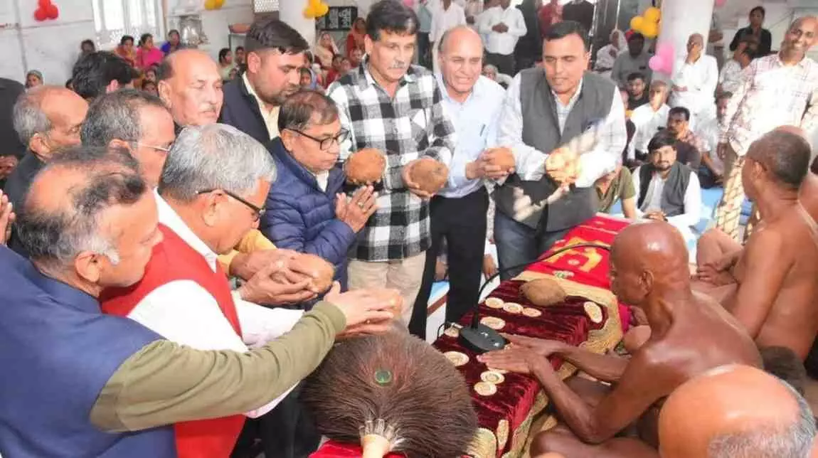 रानपुर में मुनि योग सागर जी महाराज ससंघ के दर्शन करते जैन श्रद्धालु और स्वागत करते पदाधिकारी।