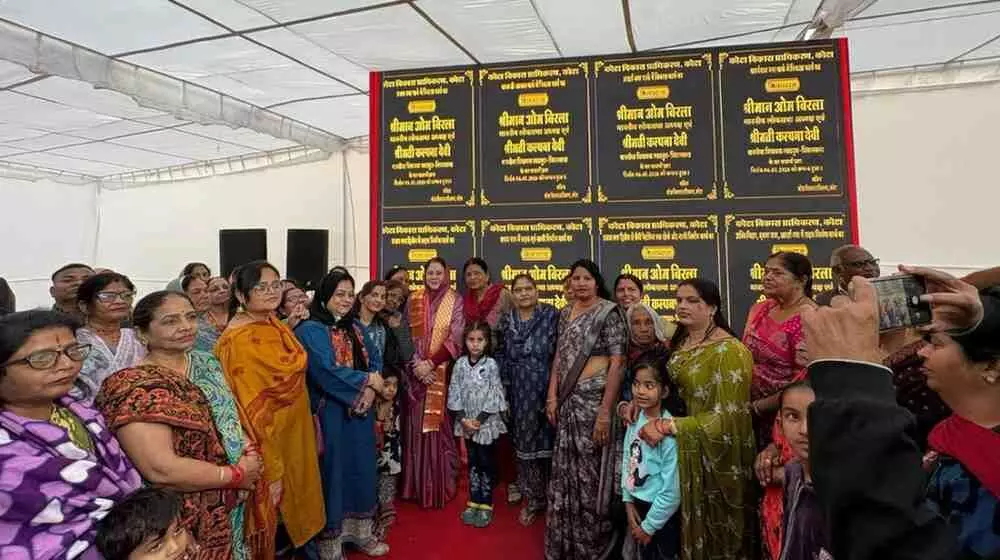 कोटा के बोरखेड़ा में विकास कार्यों का शिलान्यास करतीं विधायक कल्पना देवी और उपस्थित स्थानीय नागरिक।