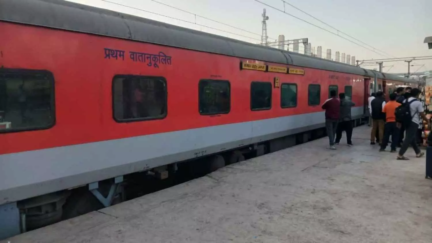 रेलवे स्टेशन के प्लेटफॉर्म पर खड़ी इंदौर-हिसार सुपरफास्ट एक्सप्रेस ट्रेन जिसे विस्तार के बाद सफदरजंग रूट पर चलाया जा रहा है।