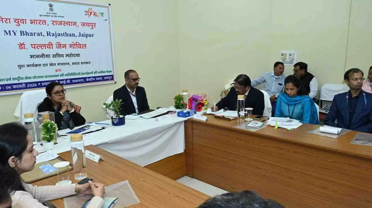 जयपुर में माय भारत और एन.एस.एस. की समीक्षा बैठक में पोस्टर विमोचन करते हुए अधिकारी।