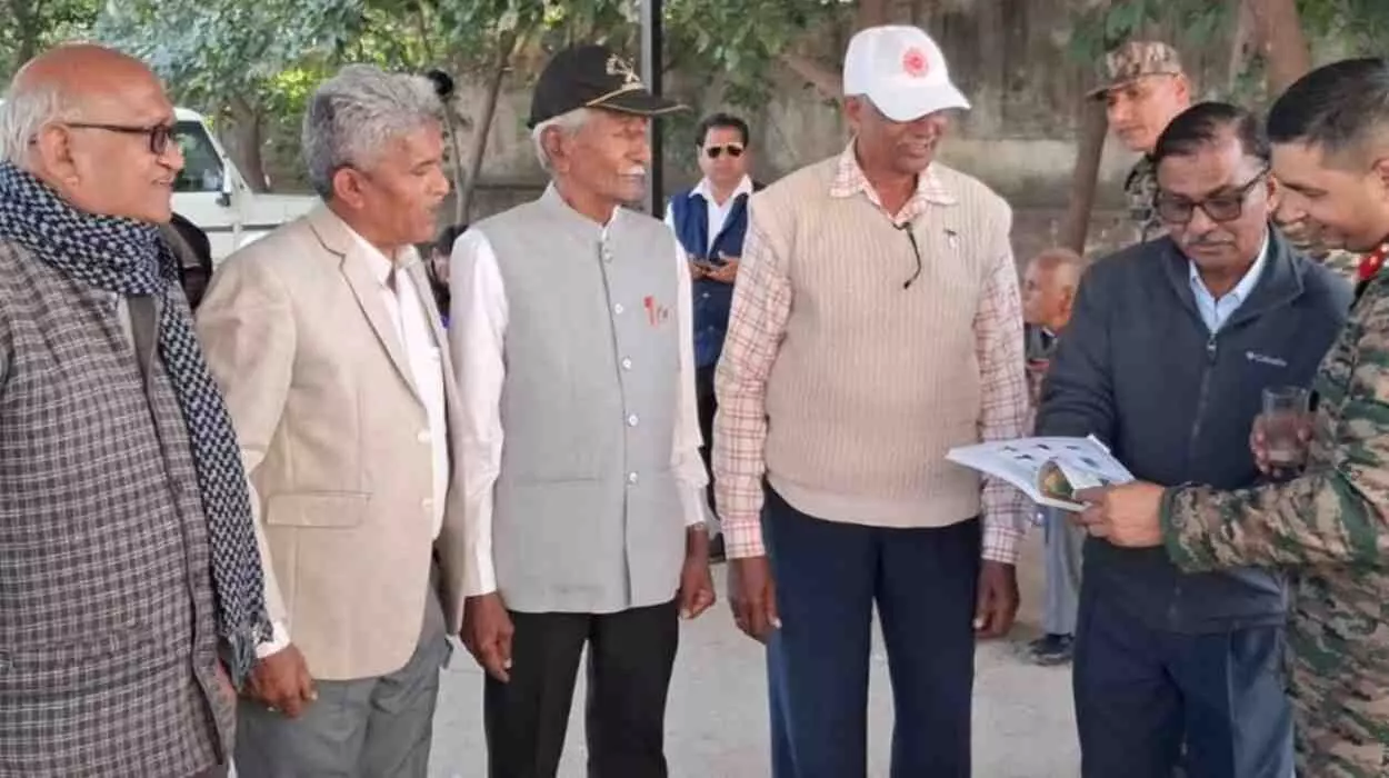 ब्यावर के सैनिक विश्राम गृह में नवनिर्मित जिला सैनिक कल्याण कार्यालय का निरीक्षण करते ब्रिगेडियर नीरज कुमार।