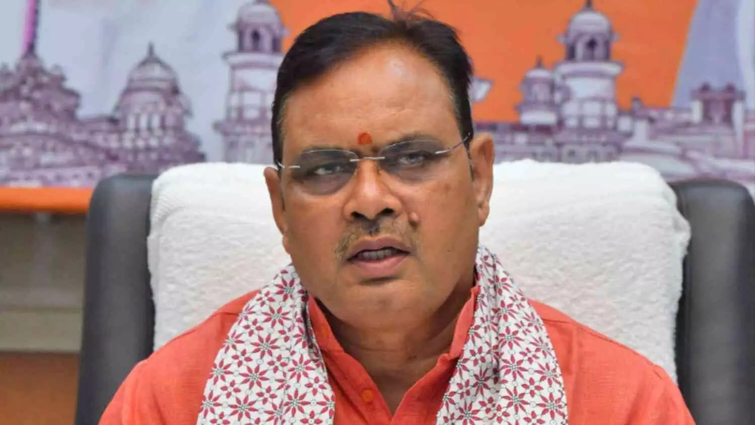 राजस्थान के खेत में लगे सौर ऊर्जा पैनल और सिंचाई करता किसान जो पीएम कुसुम योजना की सफलता को दर्शाता है।