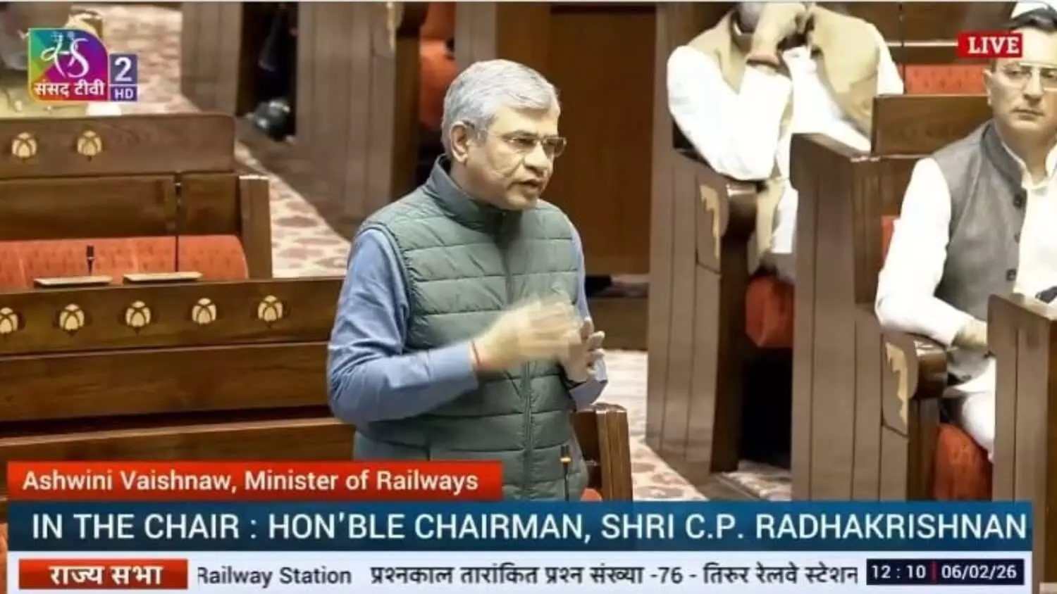 जम्मू-कश्मीर के पहाड़ी क्षेत्र में नवनिर्मित रेलवे पुल और रेल पटरी का दृश्य।