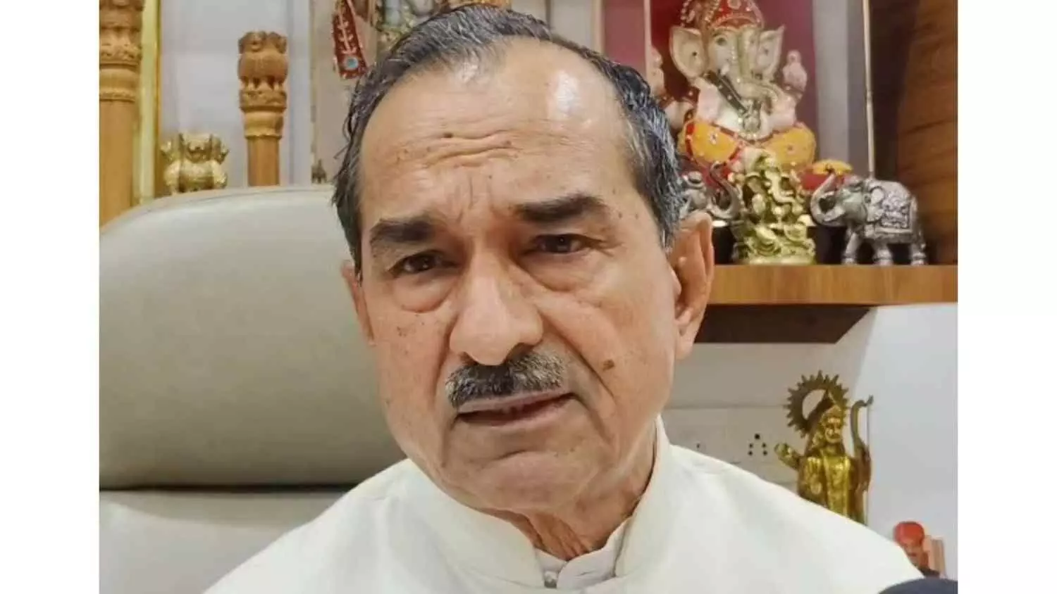 संसद के गलियारे में राज्यसभा सांसद मदन राठौड़ राष्ट्रीय कैरियर सेवा पोर्टल के माध्यम से रोजगार डेटा प्रस्तुत करते हुए।
