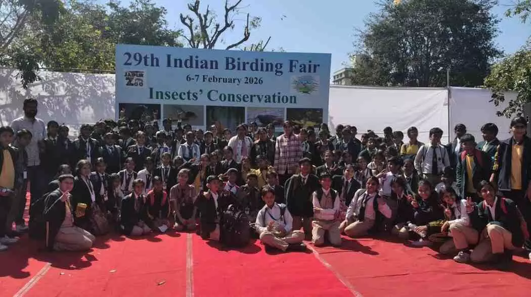मानसागर झील जयपुर में पक्षी विशेषज्ञ विद्यार्थियों को दूरबीन से पक्षी और कीड़ों की जानकारी देते हुए।