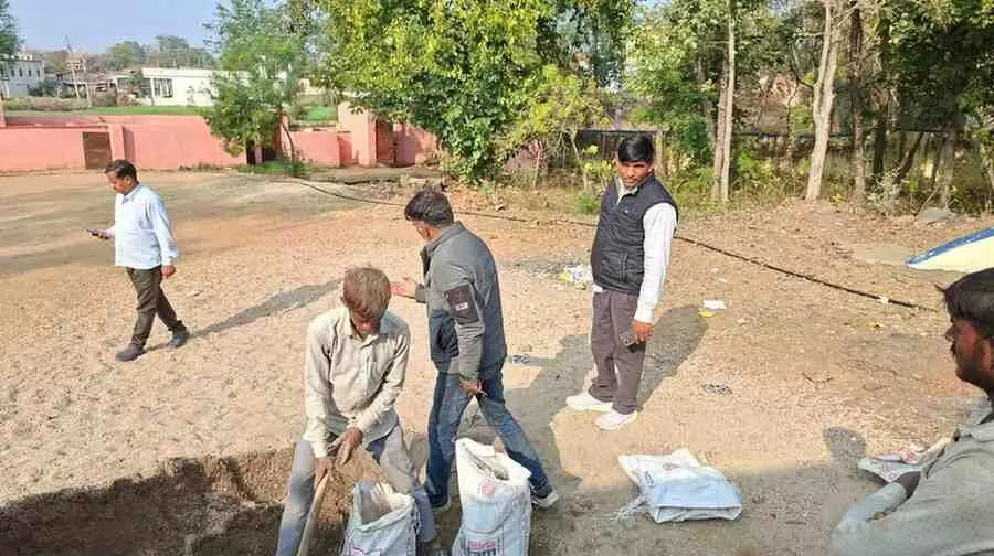 लसाडिया तहसीलदार राम जी लाल गुर्जर सोडाला स्कूल में निर्माण सामग्री की जांच और निरीक्षण करते हुए।