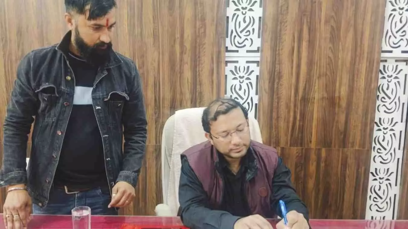 कपासन नगरपालिका कार्यालय में पदभार ग्रहण करते उपखंड अधिकारी राजेश सुवालका और उपस्थित अन्य कर्मचारी। कपासन नगरपालिका कार्यालय में पदभार ग्रहण करते उपखंड अधिकारी राजेश सुवालका और उपस्थित अन्य कर्मचारी।
