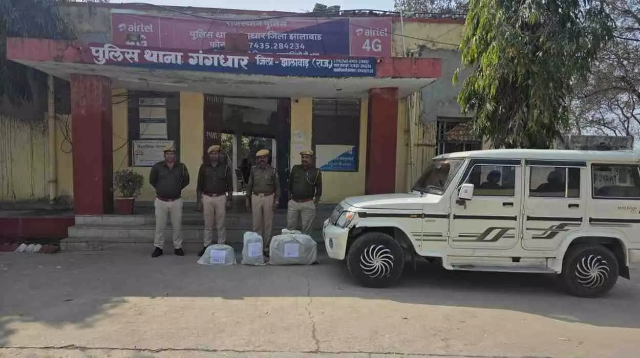 झालावाड़ में पुलिस टीम द्वारा बरामद अवैध डोडा चूरा और जब्त बोलेरो गाड़ी घटनास्थल पर। झालावाड़ में पुलिस टीम द्वारा बरामद अवैध डोडा चूरा और जब्त बोलेरो गाड़ी घटनास्थल पर।