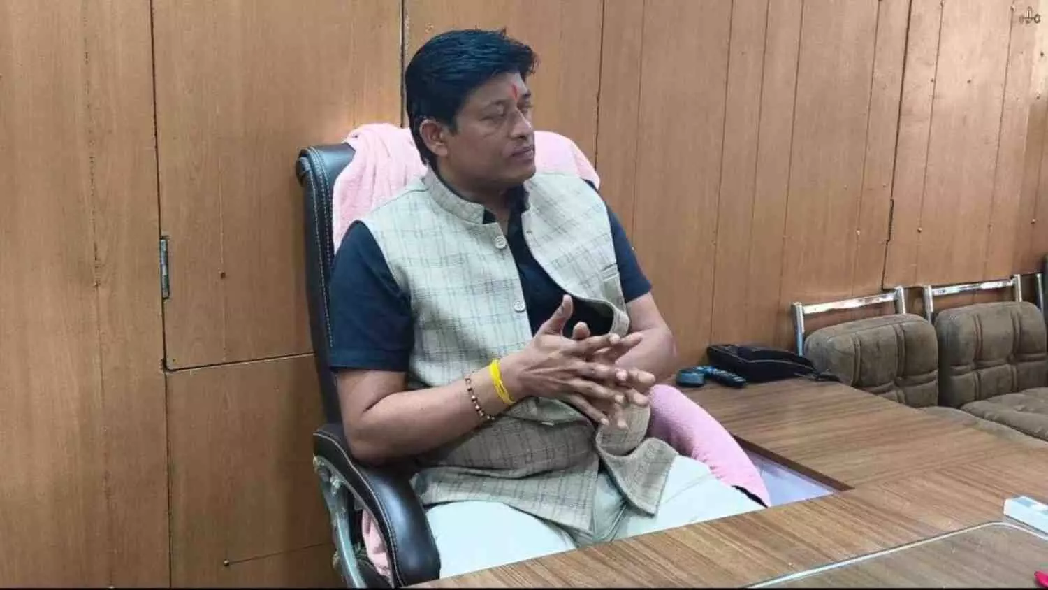 नगर परिषद प्रतापगढ़ में अतिरिक्त जिला कलेक्टर विजयेश पंड्या अधिकारियों के साथ पदभार ग्रहण की बैठक करते हुए।
