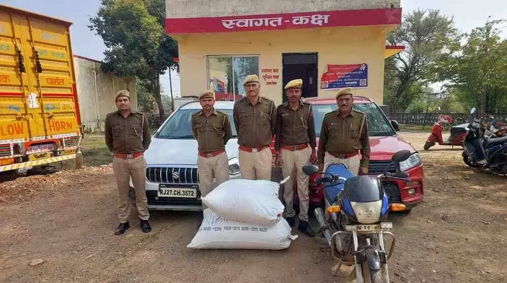 अकलेरा पुलिस द्वारा बरामद अवैध डोडा चूरा और तस्करी में प्रयुक्त वाहन थाने के बाहर रखे हुए। अकलेरा पुलिस द्वारा बरामद अवैध डोडा चूरा और तस्करी में प्रयुक्त वाहन थाने के बाहर रखे हुए।