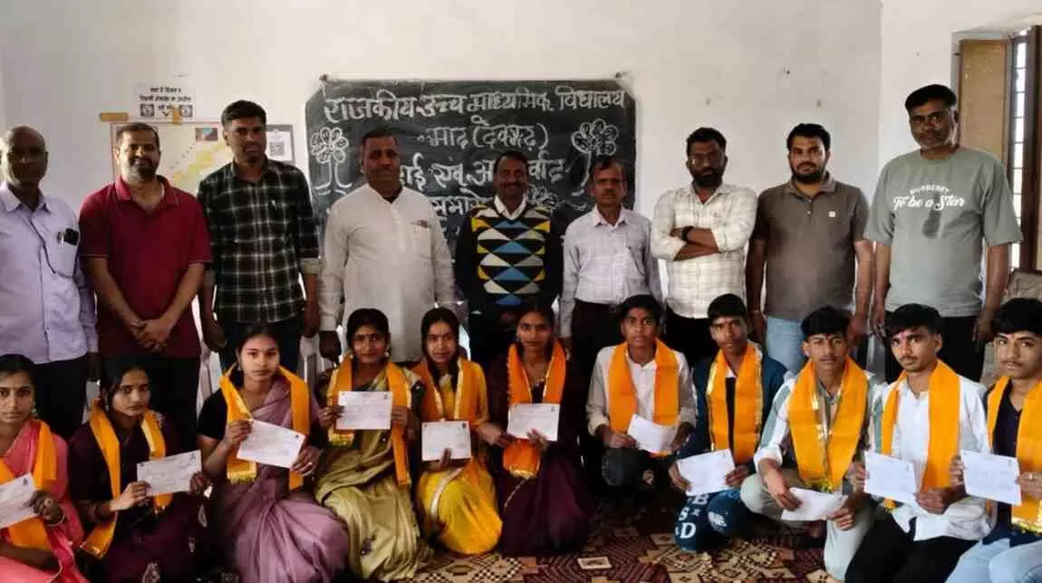 माद के राजकीय विद्यालय में विदाई समारोह के दौरान छात्र और शिक्षक सामूहिक चित्र में। माद के राजकीय विद्यालय में विदाई समारोह के दौरान छात्र और शिक्षक सामूहिक चित्र में।