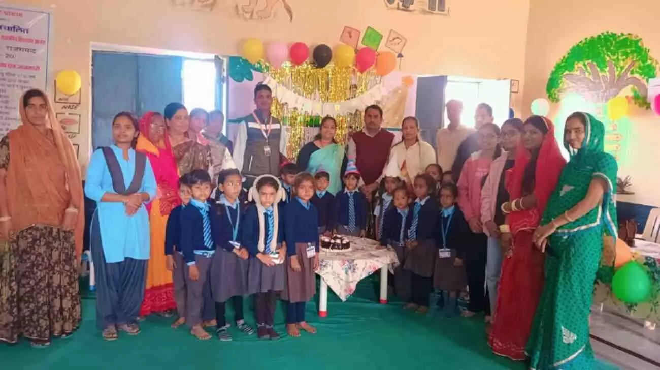 आमेट के राजकीय विद्यालय में कनेक्टिविटी प्रोग्राम के दौरान बच्चों को अधिगम किट और मोमेन्टो वितरित करते शिक्षक। आमेट के राजकीय विद्यालय में कनेक्टिविटी प्रोग्राम के दौरान बच्चों को अधिगम किट और मोमेन्टो वितरित करते शिक्षक।