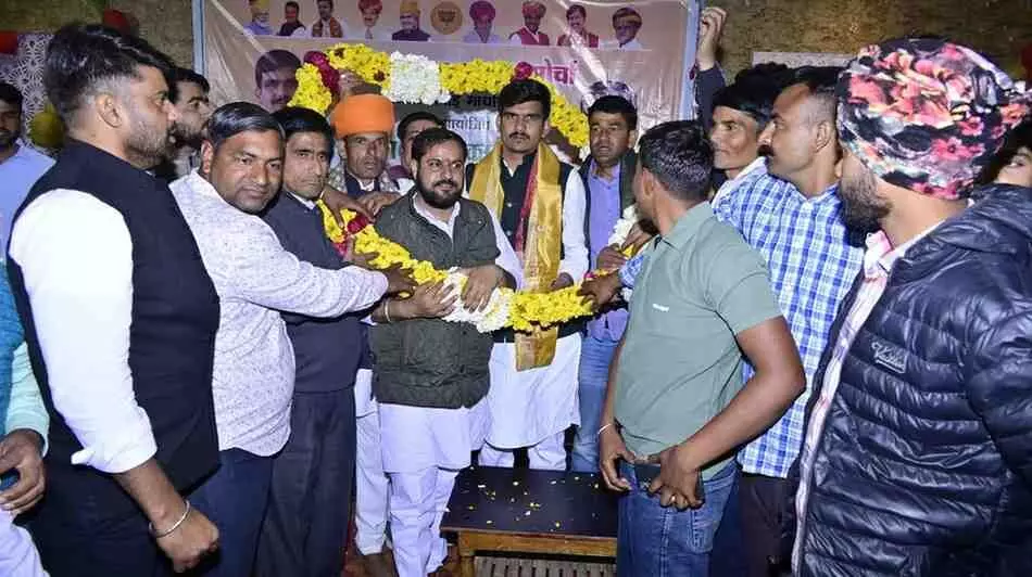 गंगापुर के भगवती पैलेस में भाजयुमो प्रदेश अध्यक्ष शंकर गोरा कार्यकर्ताओं के साथ युवा संवाद कार्यक्रम में सम्मिलित होते हुए। गंगापुर के भगवती पैलेस में भाजयुमो प्रदेश अध्यक्ष शंकर गोरा कार्यकर्ताओं के साथ युवा संवाद कार्यक्रम में सम्मिलित होते हुए।