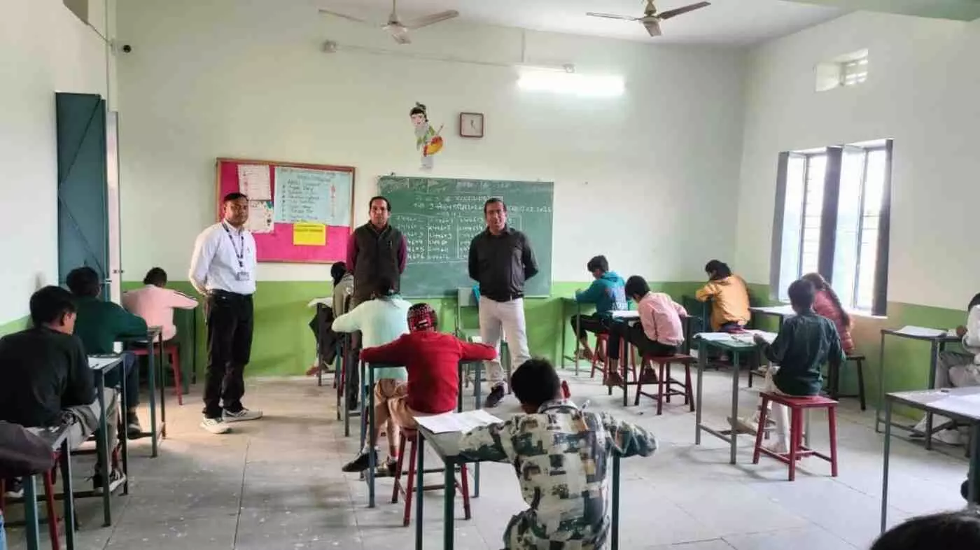 जवाहर नवोदय विद्यालय मावली की प्रवेश परीक्षा में डेस्क पर बैठकर पेपर लिखते हुए छात्र। जवाहर नवोदय विद्यालय मावली की प्रवेश परीक्षा में डेस्क पर बैठकर पेपर लिखते हुए छात्र।