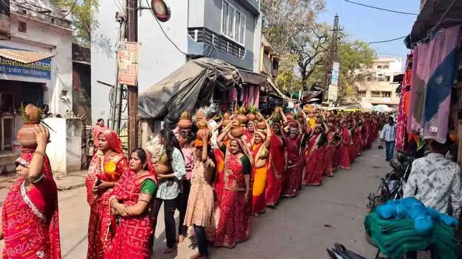 बेगू में हिंदू सम्मेलन के दौरान सड़क पर कलश यात्रा निकालतीं महिला श्रद्धालु। बेगू में हिंदू सम्मेलन के दौरान सड़क पर कलश यात्रा निकालतीं महिला श्रद्धालु।