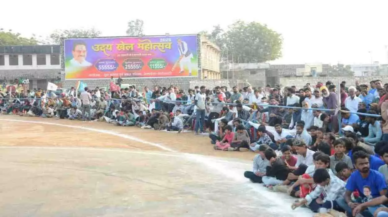 निंबाहेड़ा के खेल मैदान में विजेता क्रिकेट टीम को ट्रॉफी देते मुख्य अतिथि और उपस्थित खिलाड़ी। निंबाहेड़ा के खेल मैदान में विजेता क्रिकेट टीम को ट्रॉफी देते मुख्य अतिथि और उपस्थित खिलाड़ी।