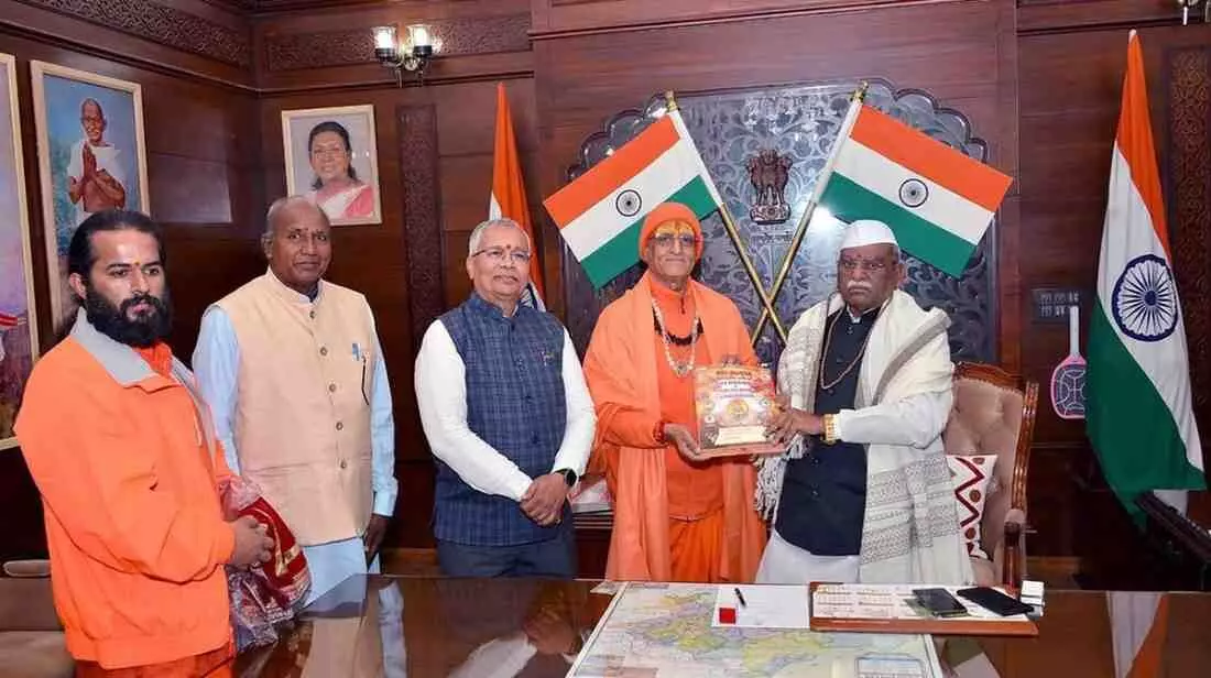 स्वामी हंसराम उदासीन जयपुर में राज्यपाल हरिभाऊ बागड़े को कार्यक्रम का निमंत्रण पत्र भेंट करते हुए। स्वामी हंसराम उदासीन जयपुर में राज्यपाल हरिभाऊ बागड़े को कार्यक्रम का निमंत्रण पत्र भेंट करते हुए।