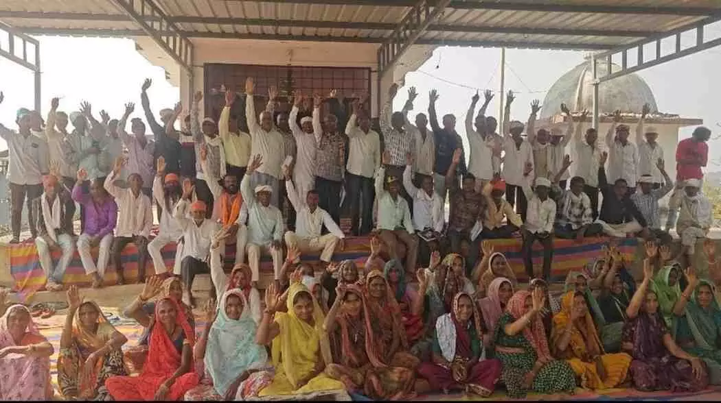 बरोठी ग्राम पंचायत में राजस्थान आदिवासी संघ की बैठक के दौरान समाज सुधार के नियमों पर सहमति जताते ग्रामीण। बरोठी ग्राम पंचायत में राजस्थान आदिवासी संघ की बैठक के दौरान समाज सुधार के नियमों पर सहमति जताते ग्रामीण।