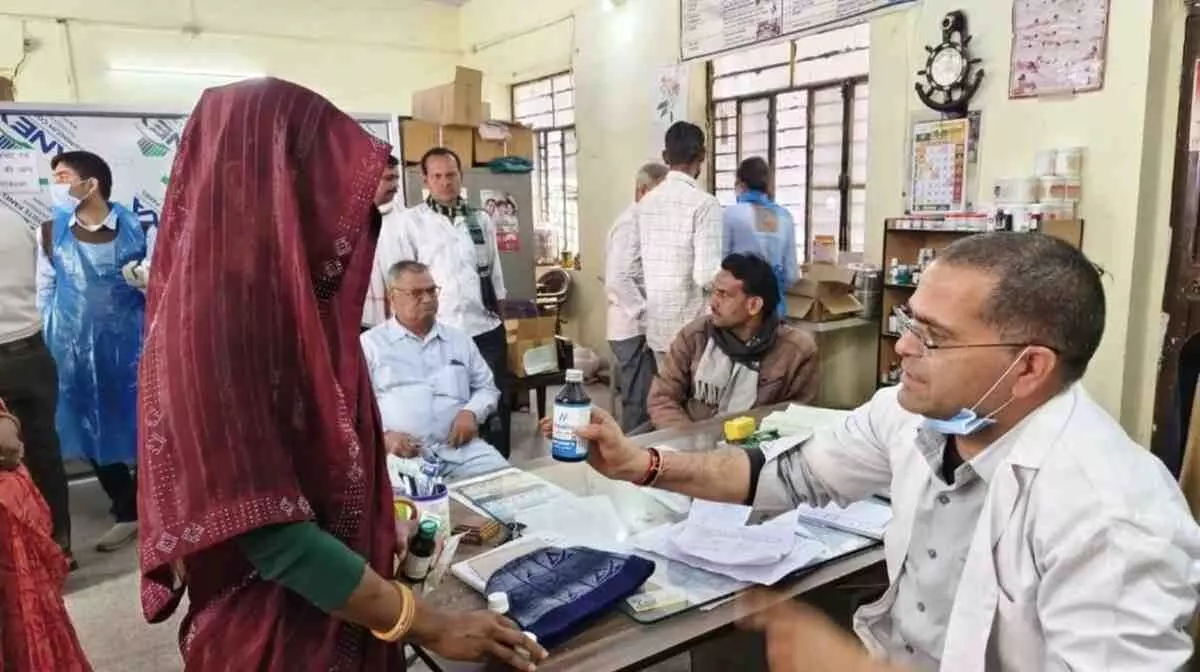 बारां की आयुर्वेद चिकित्सा इकाई में चिकित्सक मरीजों के स्वास्थ्य की जांच और क्षारसूत्र ड्रेसिंग कर रहे हैं। बारां की आयुर्वेद चिकित्सा इकाई में चिकित्सक मरीजों के स्वास्थ्य की जांच और क्षारसूत्र ड्रेसिंग कर रहे हैं।