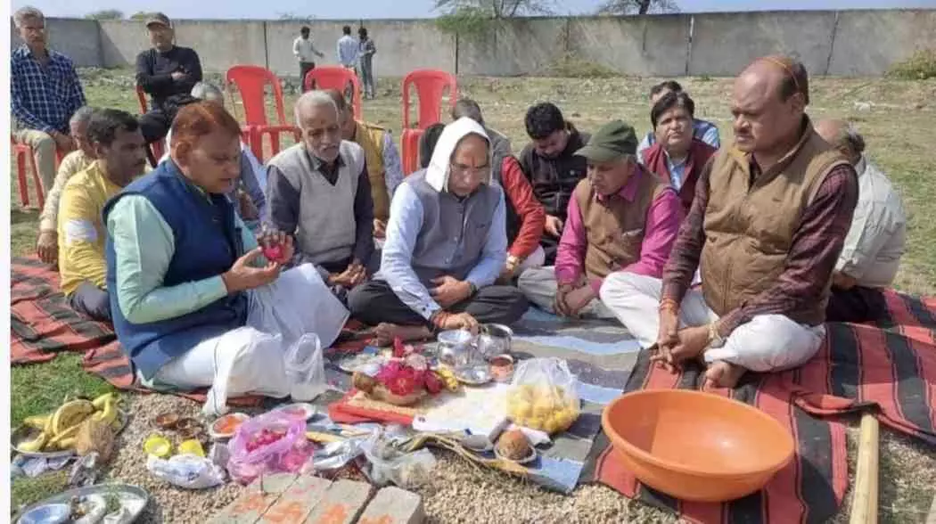 बारां के दूनीखेड़ा-माथना रोड पर श्रीबलदाऊ भवन की आधारशिला रखते स्वर्णकार समाज के पदाधिकारी और सदस्य। बारां के दूनीखेड़ा-माथना रोड पर श्रीबलदाऊ भवन की आधारशिला रखते स्वर्णकार समाज के पदाधिकारी और सदस्य।