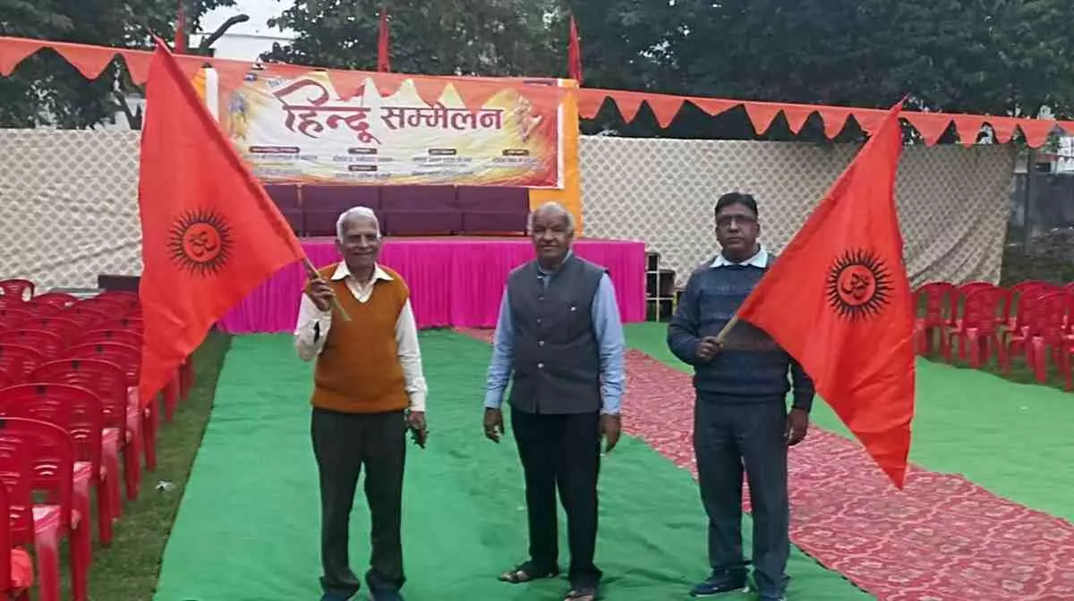 कोटा के विज्ञान नगर स्थित आर्य समाज भवन में विराट हिंदू सम्मेलन की तैयारियों में जुटे कार्यकर्ता। कोटा के विज्ञान नगर स्थित आर्य समाज भवन में विराट हिंदू सम्मेलन की तैयारियों में जुटे कार्यकर्ता।