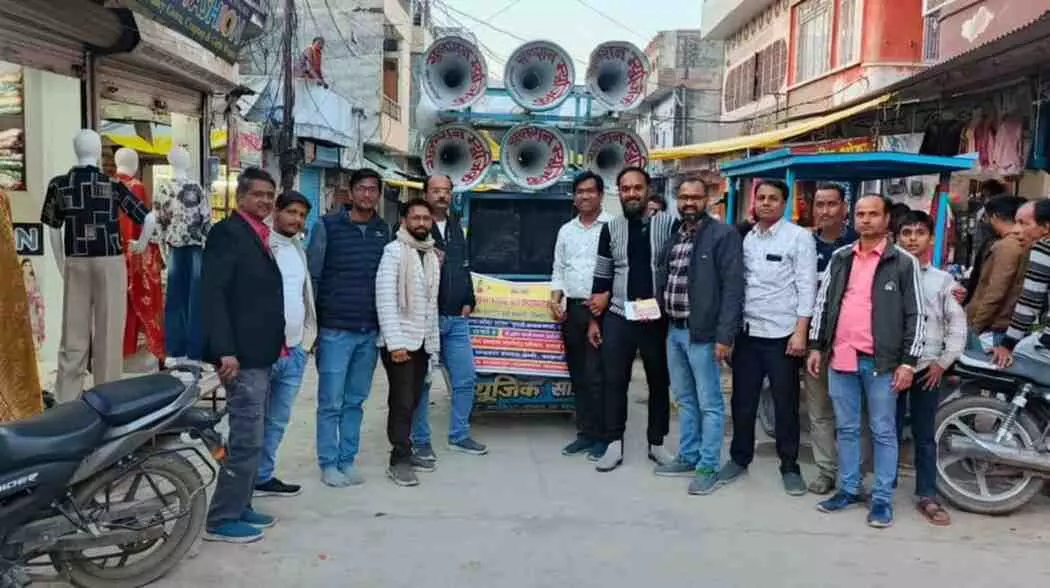 सवाई माधोपुर में श्री श्याम निशान शोभायात्रा के दौरान सजा हुआ बाबा श्याम का भव्य रथ और श्रद्धालु। सवाई माधोपुर में श्री श्याम निशान शोभायात्रा के दौरान सजा हुआ बाबा श्याम का भव्य रथ और श्रद्धालु।