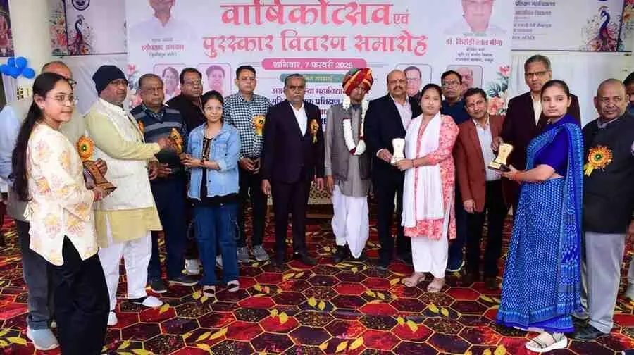 गंगापुर सिटी में अग्रवाल शिक्षण संस्थान के वार्षिकोत्सव समारोह के दौरान मंच पर पुरस्कार प्राप्त करती छात्राएं। गंगापुर सिटी में अग्रवाल शिक्षण संस्थान के वार्षिकोत्सव समारोह के दौरान मंच पर पुरस्कार प्राप्त करती छात्राएं।