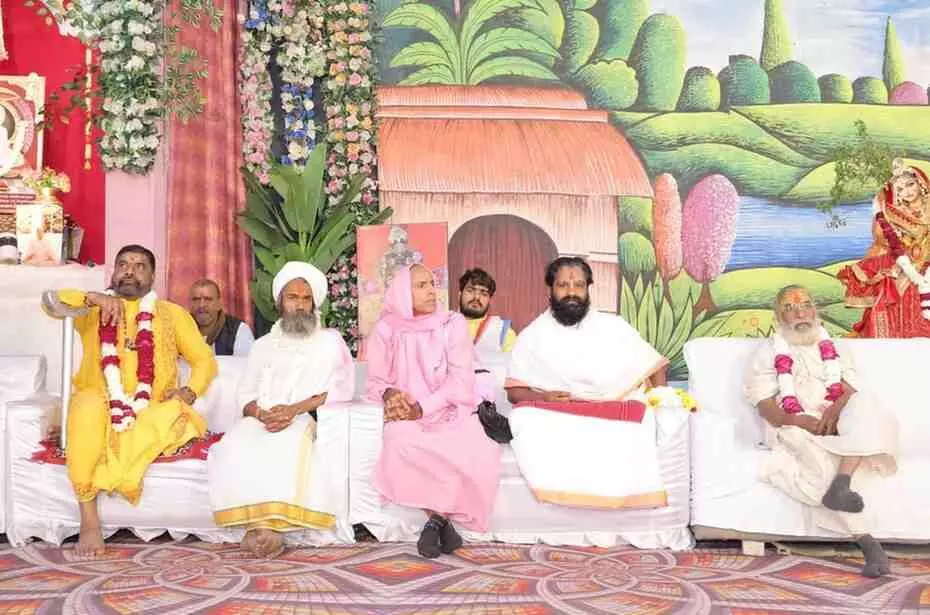 भीलवाड़ा में श्रीमद् भागवत कथा के दौरान रुक्मणी विवाह प्रसंग सुनाते संत दिग्विजयराम और झांकी दर्शन। भीलवाड़ा में श्रीमद् भागवत कथा के दौरान रुक्मणी विवाह प्रसंग सुनाते संत दिग्विजयराम और झांकी दर्शन।