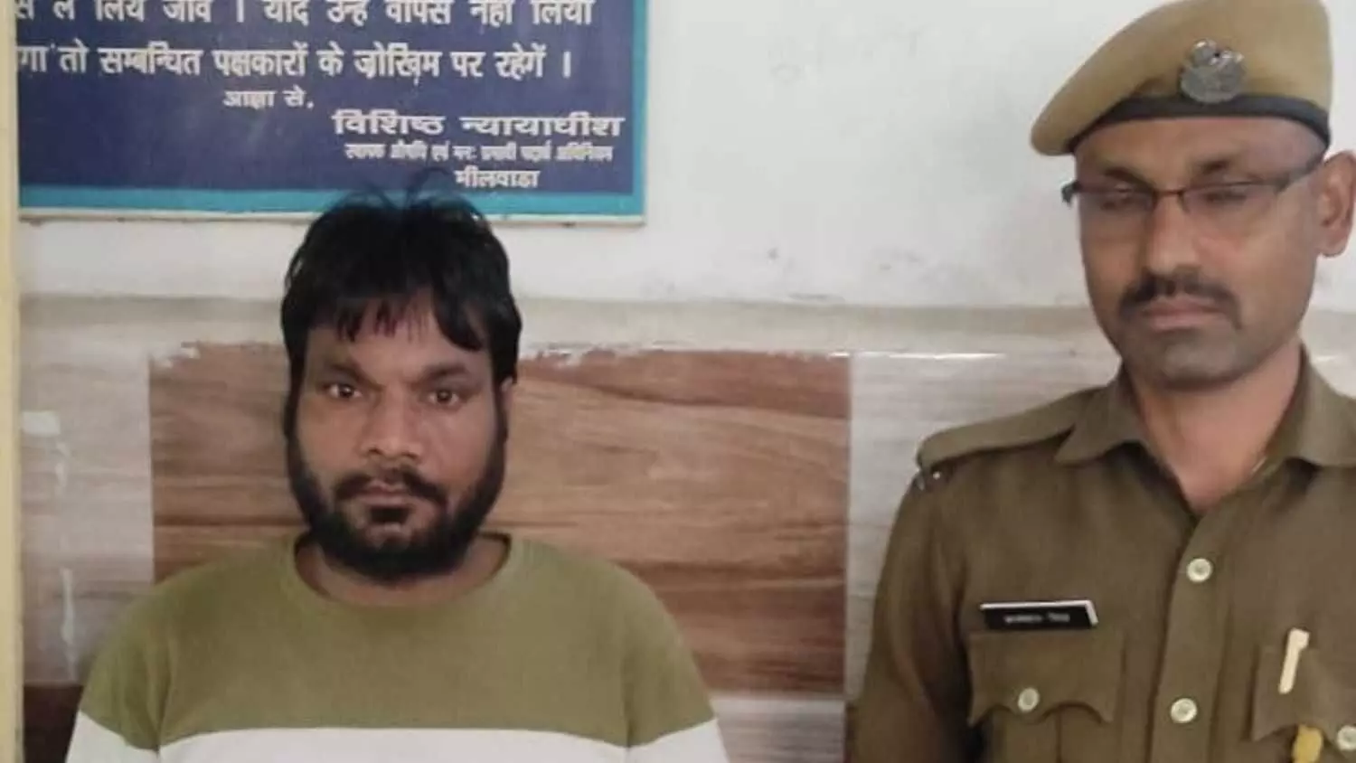 भीलवाड़ा न्यायालय परिसर में पुलिस और सुरक्षाकर्मियों के बीच डोडा-चूरा तस्करी का दोषी खड़ा है। भीलवाड़ा न्यायालय परिसर में पुलिस और सुरक्षाकर्मियों के बीच डोडा-चूरा तस्करी का दोषी खड़ा है।
