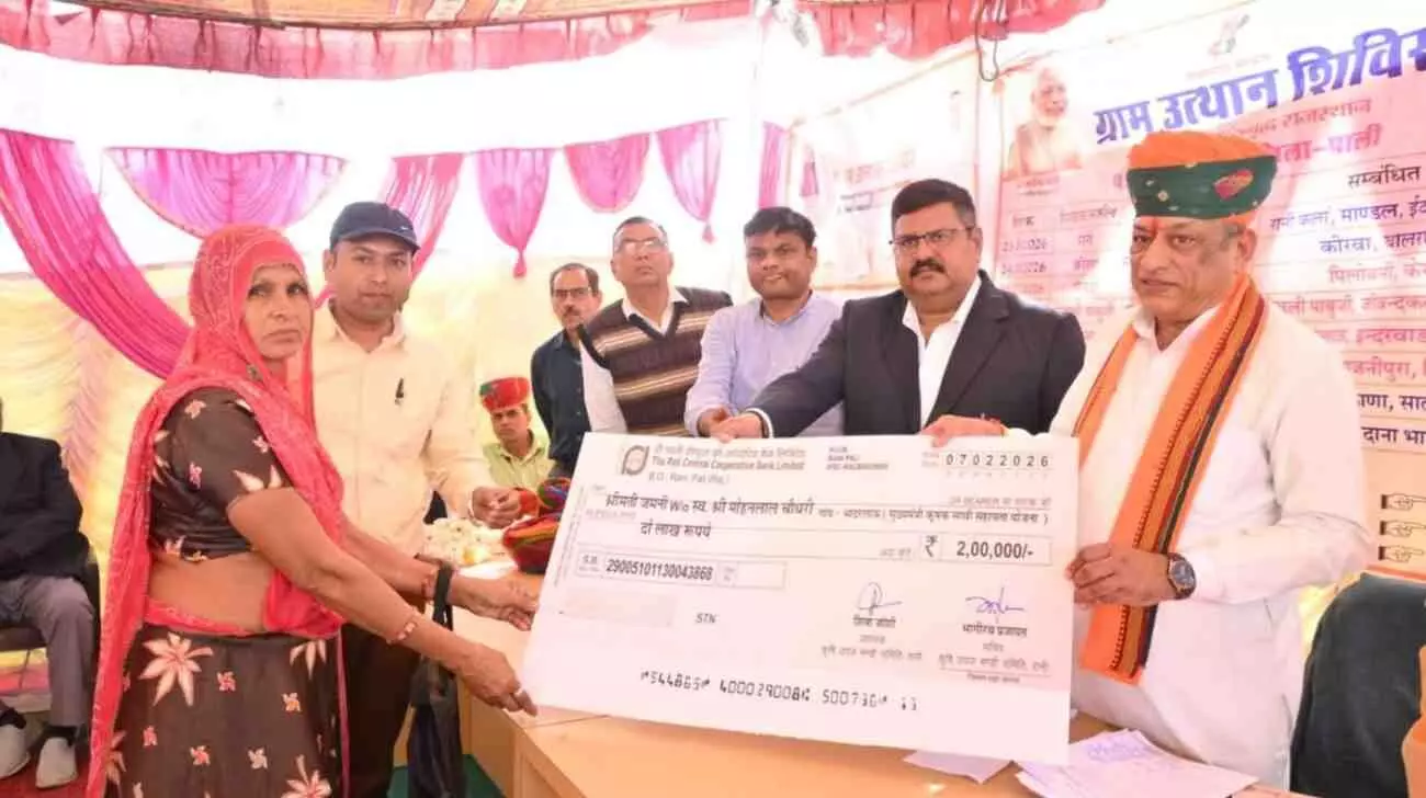 खोड़ में ग्राम उत्थान शिविर के दौरान कैबिनेट मंत्री जोराराम कुमावत किसानों को सरकारी योजनाओं के चेक वितरित करते हुए।