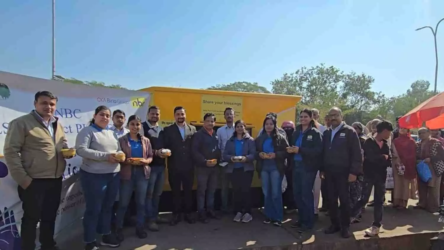 जयपुर में एसएमएस अस्पताल के बाहर एनईआई कर्मचारी जरूरतमंद लोगों को भोजन पैकेट वितरित करते हुए।