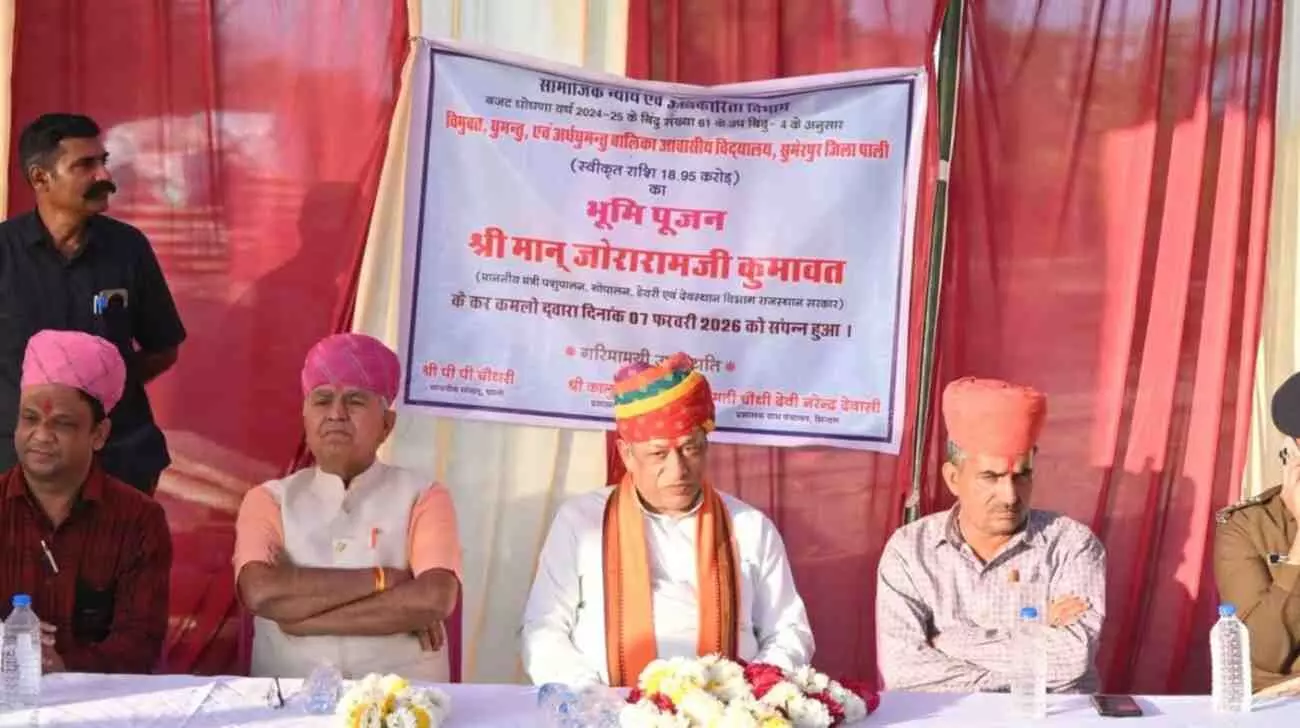 सुमेरपुर के सिंदरू में आवासीय विद्यालय भवन के भूमि पूजन कार्यक्रम में शामिल कैबिनेट मंत्री जोराराम कुमावत और अन्य अतिथि।