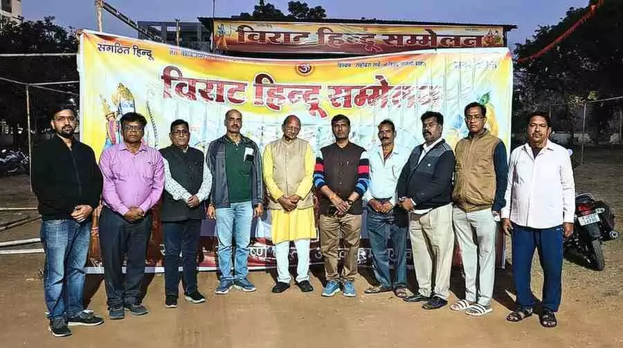 कोटा के रामलीला मैदान में हिंदू सम्मेलन की तैयारियों हेतु बैठक करते स्वयंसेवक और नागरिक। कोटा के रामलीला मैदान में हिंदू सम्मेलन की तैयारियों हेतु बैठक करते स्वयंसेवक और नागरिक।