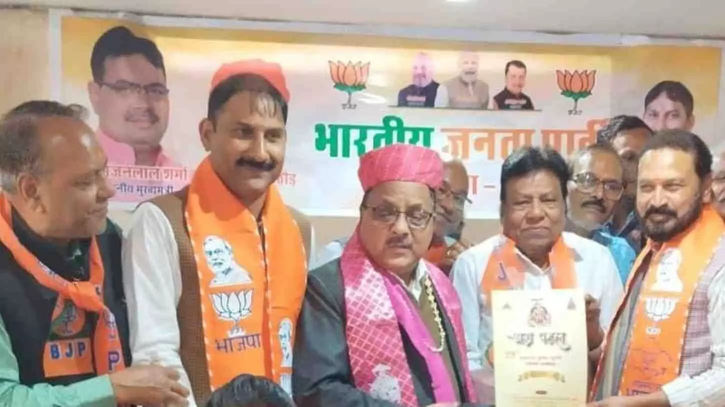 कोटा के जीएमए प्लाजा में राधामोहन अग्रवाल को सम्मानित करते हुए अग्रवाल सेवा उत्थान समिति के सदस्य। कोटा के जीएमए प्लाजा में राधामोहन अग्रवाल को सम्मानित करते हुए अग्रवाल सेवा उत्थान समिति के सदस्य।
