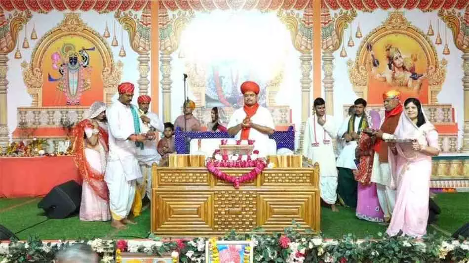 बारां के धतूरिया में श्रीमद भागवत कथा के दौरान प्रवचन देते संत प्रभुजी नागर और उपस्थित श्रद्धालु। बारां के धतूरिया में श्रीमद भागवत कथा के दौरान प्रवचन देते संत प्रभुजी नागर और उपस्थित श्रद्धालु।