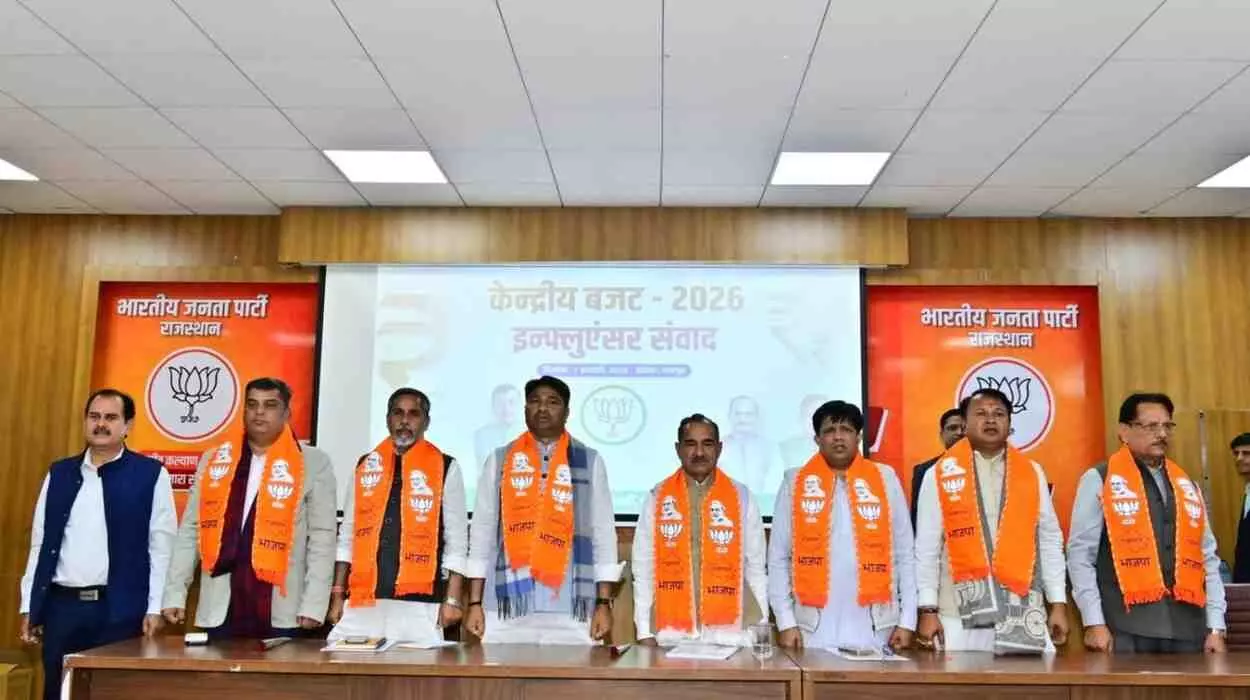जयपुर भाजपा कार्यालय में इनफ्लुएंसर समिट के दौरान मंचासीन प्रदेश अध्यक्ष मदन राठौड़ और अन्य पार्टी पदाधिकारी।