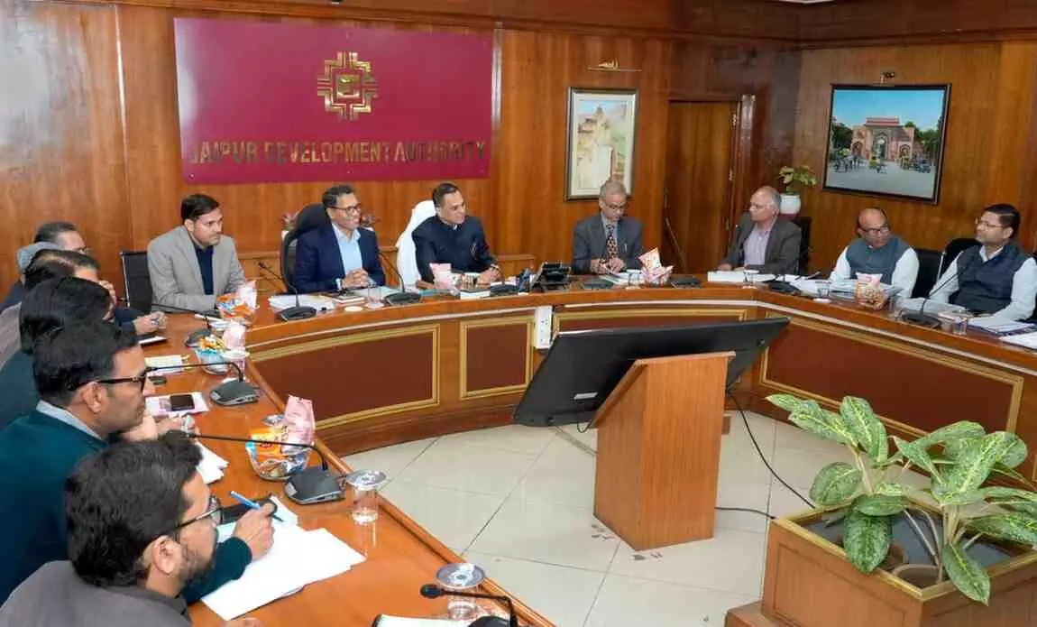 जयपुर जेडीए सभागार में मुख्य सचिव वी श्रीनिवास नगरीय विकास विभाग की उच्चस्तरीय समीक्षा बैठक की अध्यक्षता करते हुए।