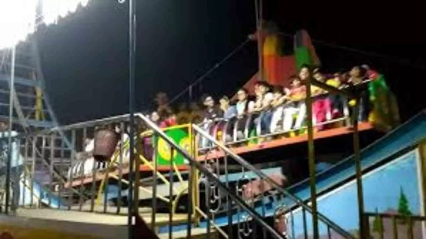 सूरजकुंड मेले में बड़ा हादसा, त्सुनामी झूला टूटा; बचाव के दौरान इंस्पेक्टर की मौत सूरजकुंड मेले में बड़ा हादसा, त्सुनामी झूला टूटा; बचाव के दौरान इंस्पेक्टर की मौत