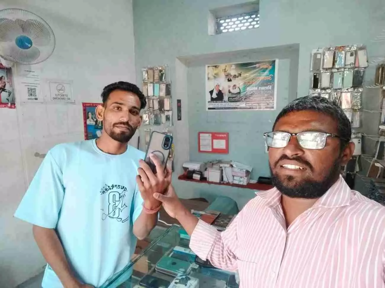 आमेट में ललित सालवी द्वारा कैलाश कुमावत को उनका खोया हुआ मोबाइल फोन लौटाते हुए दृश्य। आमेट में ललित सालवी द्वारा कैलाश कुमावत को उनका खोया हुआ मोबाइल फोन लौटाते हुए दृश्य।