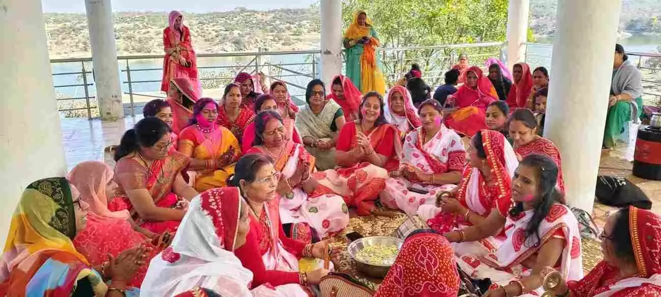 आडावाला तालाब स्थित पशुपतिनाथ महादेव आश्रम में भजन गाती मां अम्बे ग्रुप महिला मंडल की श्रद्धालु महिलाएं। आडावाला तालाब स्थित पशुपतिनाथ महादेव आश्रम में भजन गाती मां अम्बे ग्रुप महिला मंडल की श्रद्धालु महिलाएं।