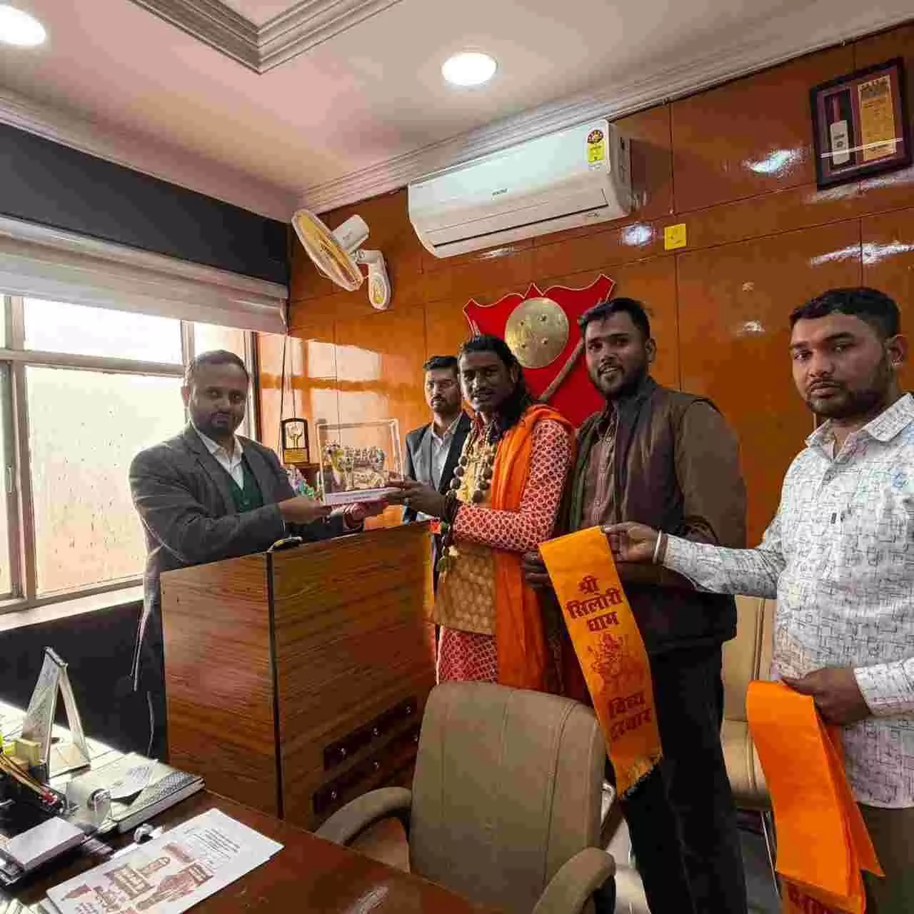 दिव्य धाम सिलोरी बारां में सामूहिक विवाह सम्मेलन के आयोजन हेतु चर्चा करते सेवा समिति के सदस्य। दिव्य धाम सिलोरी बारां में सामूहिक विवाह सम्मेलन के आयोजन हेतु चर्चा करते सेवा समिति के सदस्य।